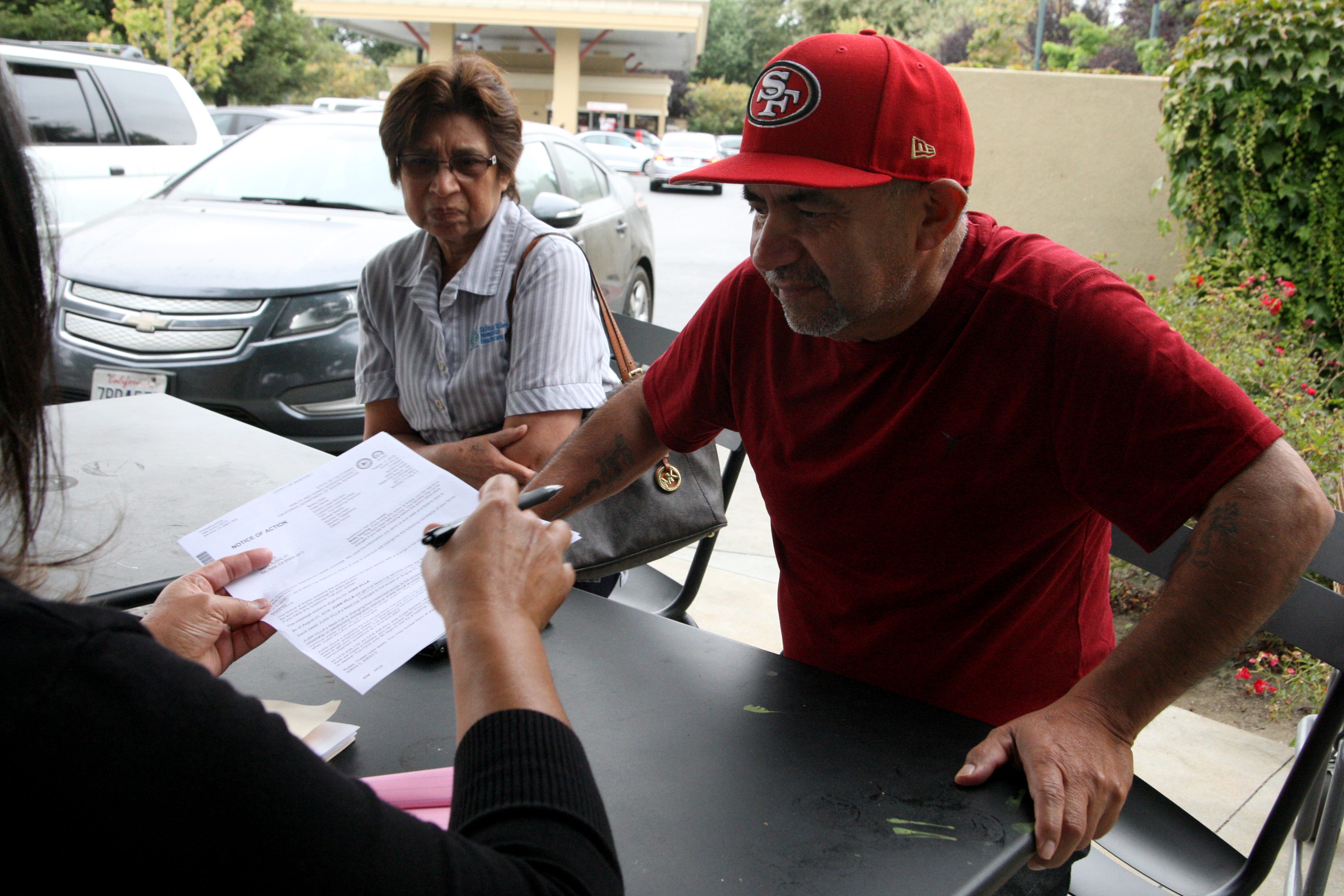 Miranda Rodríguez, (izquierda) gerente de campo de la Alianza contra el Cáncer del Valle de Salinas, habla con Livier Reséndez (centro) y con Juan Ramón en el Starbucks del Boulevard Constitution.